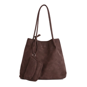 Sac fourre-tout marron foncé en cuir mat avec petite pochette et logo en relief