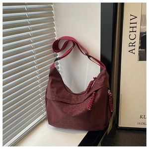 Détail du sac cabas en nylon bordeaux à motif léopard avec fermeture éclair à nœud