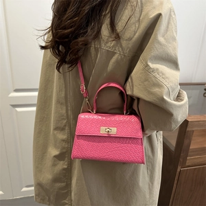 Mini sac à bandoulière rose fuchsia embossé crocodile avec ferrures dorées
