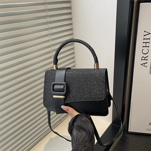Sac à bandoulière carré noir rétro avec tissu pailleté et boucle métallique