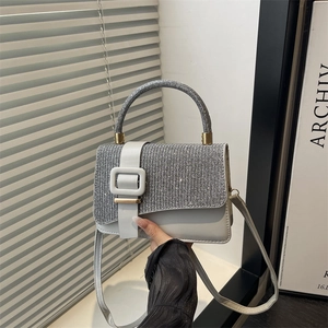 Petit sac à main carré chic à paillettes argentées avec boucle et bandoulière