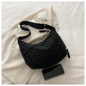 Détail du sac hobo léopard noir avec sangle durable et tirette de zip tressée