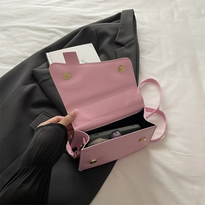 Petit sac carré vintage rose avec vue intérieure et fermeture magnétique dorée chic