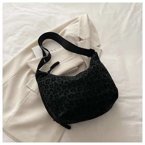 Gros plan sur le sac besace léopard avec bandoulière large et forme de lune