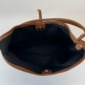 Borsa tote in pelle opaca marrone con ampia capacità e chiusura magnetica in metallo