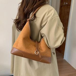 Borsa tote in pelle smerigliata marrone con cuciture a contrasto e tracolla per ogni giorno