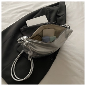 Sac dumpling argenté chic avec bandoulière à nœud et grand compartiment intérieur spacieux