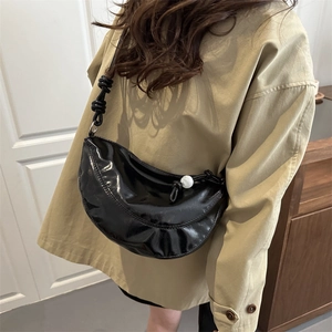Sac croissant noir brillant chic avec bandoulière tressée et détail de perle blanche