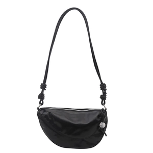 Sac bandoulière demi-lune en cuir souple noir avec détails de nœuds et fermeture éclair