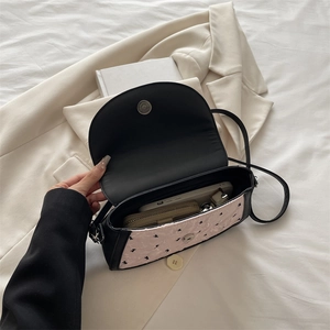 Sac à bandoulière rose à motif lapin avec garniture en cuir noir et fermoir magnétique
