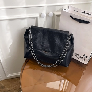 Sac à épaule rétro en cuir verni plissé noir avec bandoulière chaîne pour femme