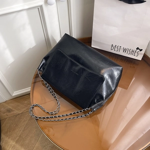 Sac à bandoulière rétro en cuir froissé noir avec chaîne et grande capacité d'été