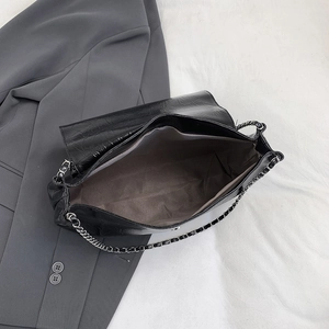 Sac à bandoulière noir brillant à chaîne avec intérieur spacieux et cuir verni texturé