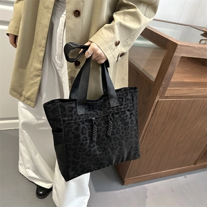 Grand sac cabas léopard avec poignées tissées noires et poche latérale pour le quotidien