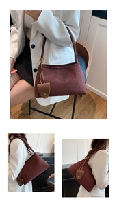 Détail d'un sac cabas en daim marron foncé avec fines bretelles porté par un mannequin