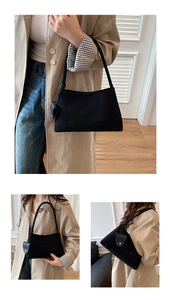 Vues détaillées d'un sac sous le bras en daim noir avec breloques décoratives et coutures nettes