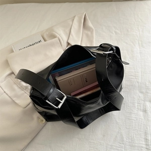 Borsa hobo nera minimalista con tracolla larga e fibbia in metallo argento lucido