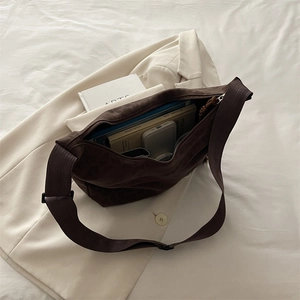 Grand sac bandoulière demi-lune marron foncé avec large sangle et intérieur spacieux