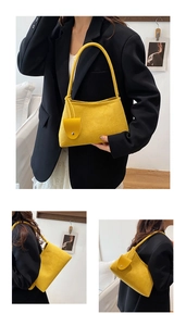 Vue en trois angles d'un sac hobo jaune en daim mat porté avec une veste de costume noire