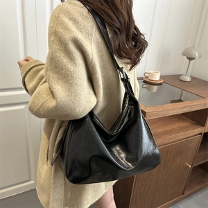Sac hobo en cuir noir brillant avec fermeture éclair en métal au style rétro