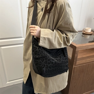 Sac à bandoulière léopard de grande capacité porté avec un trench-coat beige décontracté