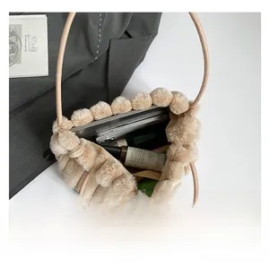 Intérieur spacieux d'un sac fourre-tout en peluche avec ordinateur et cosmétiques