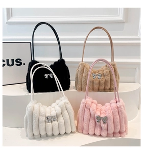 Sacs à épaule en peluche noir marron blanc et rose avec détail de nœud métallique