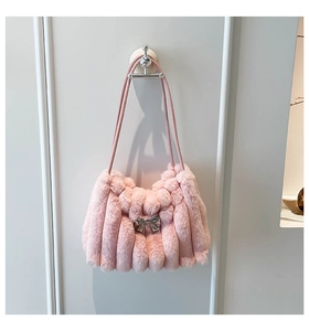 Détail du sac à bandoulière en peluche rose clair avec fausse fourrure et boucle noeud argentée