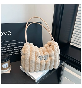 Détail du sac à bandoulière en peluche crème avec texture côtelée et nœud argenté chic