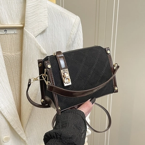 Borsa a tracolla trapuntata nera con finiture in pelle marrone e chiusura metallica oro