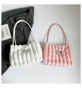 Vue de dessus de sacs fourre-tout en peluche blanc et rose avec détail nœud argenté