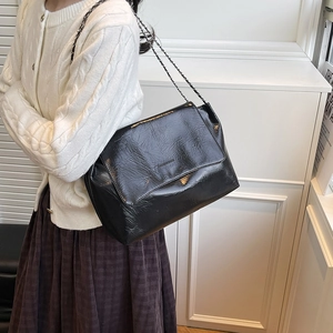 Sac à bandoulière noir tendance en cuir PU plissé porté par un mannequin