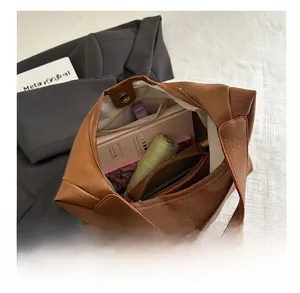 Intérieur spacieux d'un sac cabas marron caramel montrant sa grande capacité pour les livres