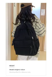 Details des kompakten schwarzen Cord-Rucksacks mit gewebten Reißverschluss-Pullern
