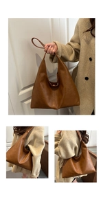 Détail macro du sac hobo caramel montrant la texture cuir grainé et la large bandoulière