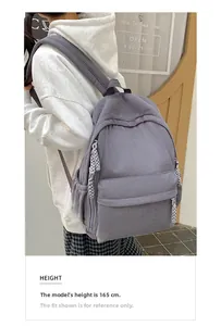 Kleiner Cord-Rucksack in Grauviolett mit gewebtem Reißverschluss-Detail an der Seite
