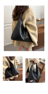 Vue détaillée du grand sac hobo noir minimaliste avec large bandoulière pour le quotidien