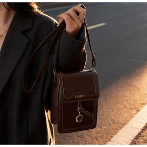 Gros plan sur un sac carré rétro marron foncé avec inscription fashion dorée
