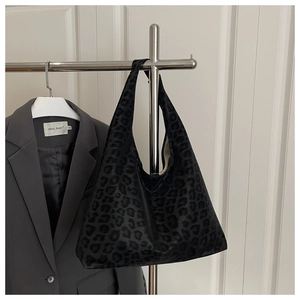 Detail of leopard print velvet tote bag with sleek shoulder strap and soft suede texture