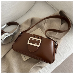 Vue détaillée du sac baguette en cuir PU marron foncé avec boucle argentée vintage
