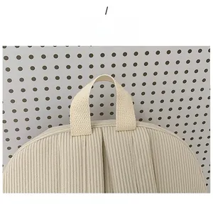 Detailansicht des Cord-Rucksacks mit Tragegriff oben und robustem Reißverschluss-Design