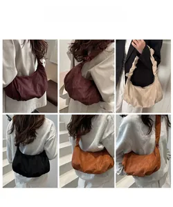 Vues multiples de sacs hobo demi-lune minimalistes en bordeaux, crème, noir et caramel