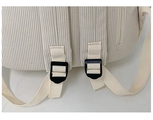 Detailaufnahme des cremefarbenen Cord-Rucksacks mit Trägern und Kunststoffschnalle