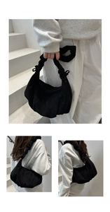 Détail du sac nuage plissé noir avec bandoulière froncée et texture en tissu mat