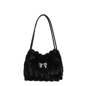 Sac à main en fausse fourrure noire avec rayures verticales et nœud en métal argenté