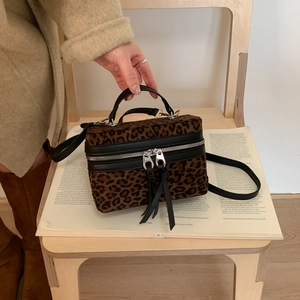 Détail du sac boîte imprimé léopard avec fermetures éclair doubles et bandoulière réglable