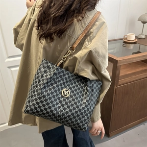 Sac fourre-tout à monogramme avec bandoulières en cuir brun et décor doré en M