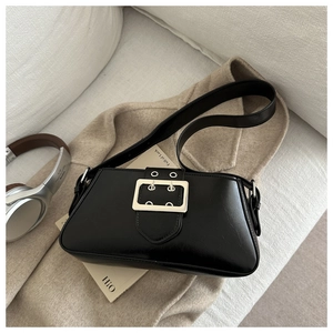 Détail du sac sous l'aisselle noir rétro avec grande boucle argentée et bandoulière