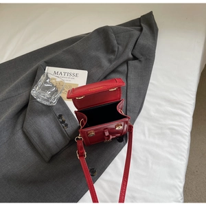 Détail intérieur du mini sac rouge avec imprimé tendance et fermeture magnétique