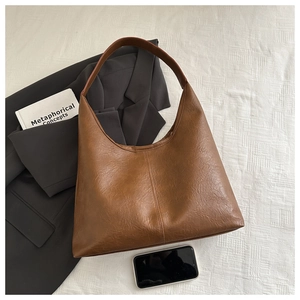 Vue détaillée du grand sac cabas en cuir plissé marron au style urbain sophistiqué